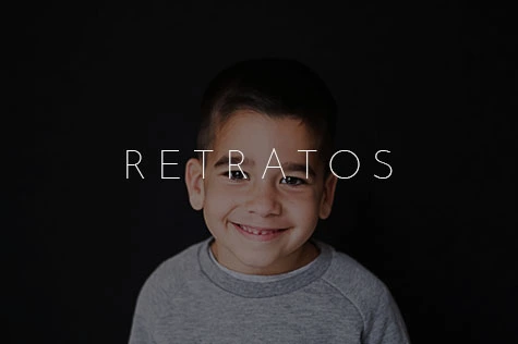 Retrato de un niño que sonríe sobre fondo negro en Zaragoza
