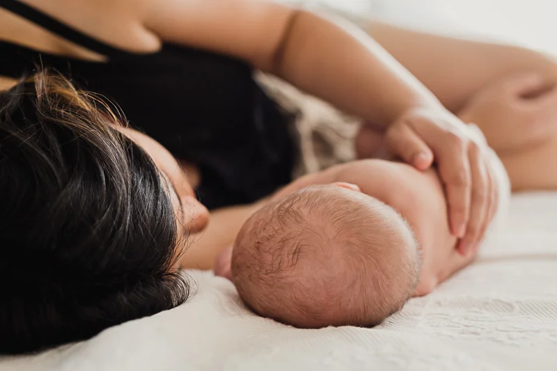 Madre con su bebé recién nacido en una sesión de fotografía en Zaragoza