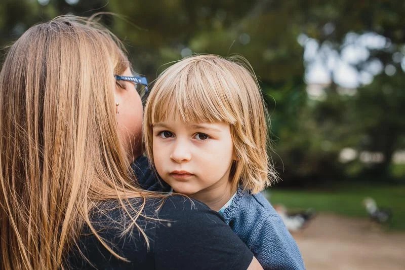 Madre abrazando a su hijo en una sesión de fotografía familiar en Zaragoza